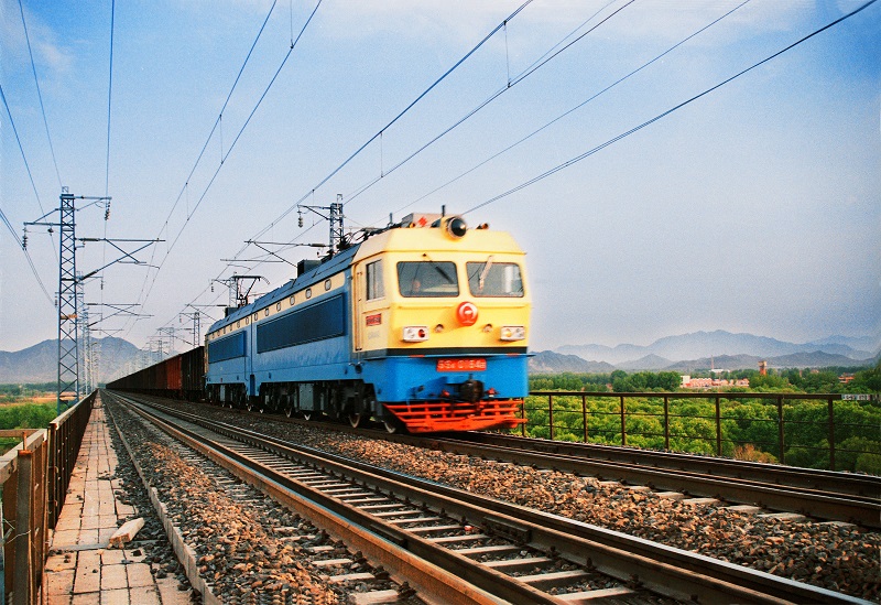 1.   株洲電力機(jī)車有限公司生產(chǎn)的韶山4型電力機(jī)車行駛在我國(guó)第一條開行萬(wàn)噸單元重載雙線電氣化鐵路大秦線上.胡斌攝.jpg