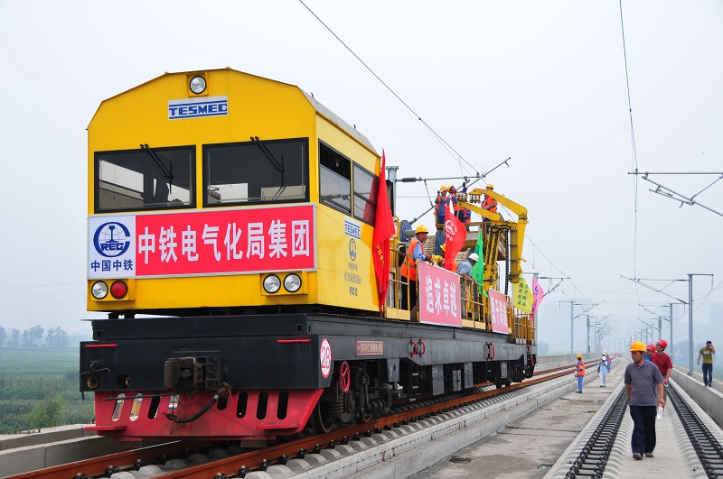 1-2  圖為津秦鐵路客運專線接觸網(wǎng)導線架設作業(yè)現(xiàn)場。 李朝臻攝.jpg